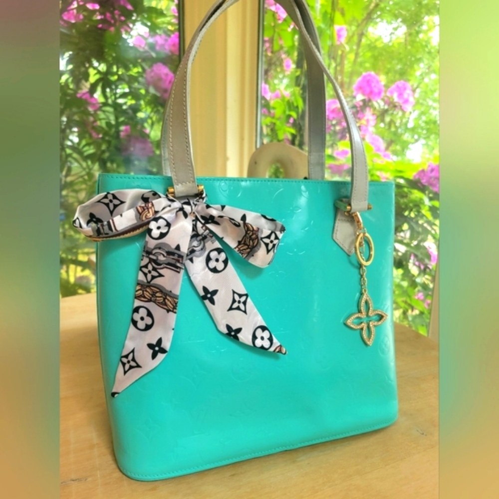 AUTHENTIC Louis Vuitton MONOGRAM Vernis Houston tote in Tiffany Blue LW1…